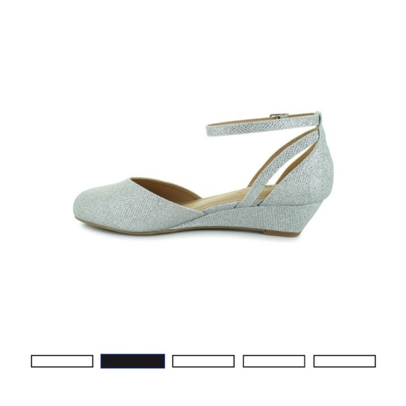 Women’s size 6 wore once in doors for pictures - Picture 3 of 5